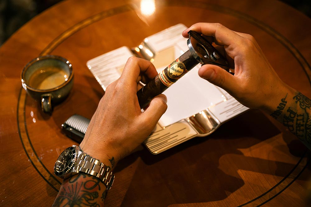 Cigars---man-hands-holding-cigar-and-end-clipper