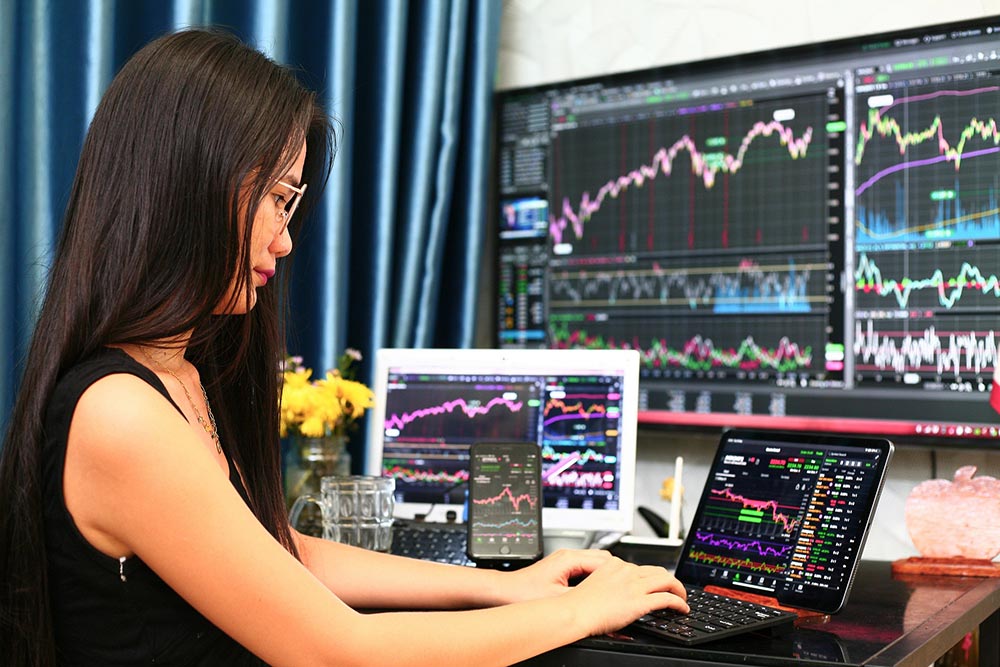 Finance-and-Investing---woman-computer-stock-market-chart.